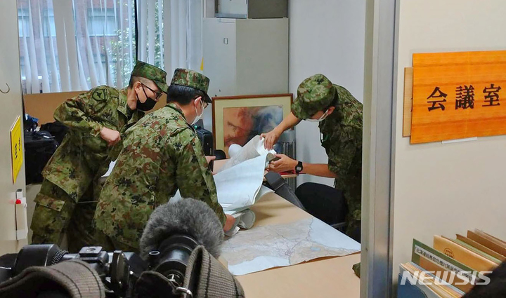 [삿포로=교도·AP/뉴시스]일본 자위대 대원들이  4일 일본 북부 삿포로에 있는 홋카이도 정부청사 회의실에서 북한의 미사일 발사 보고 후 대응에 나섰다. 2022.10.04.