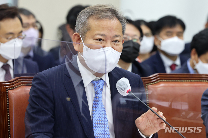 [서울=뉴시스] 김선웅 기자 = 이상민 행정안전부 장관이 4일 서울 여의도 국회 행정안전위원회에서 열린 국정감사에서 질의에 답변하고 있다. (공동취재사진) 2022.10.04. photo@newsis.com