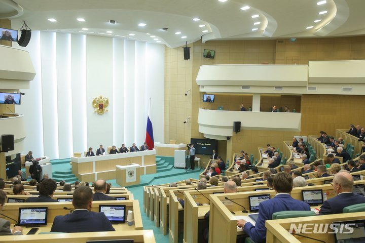 [모스크바=AP/뉴시스]러시아 상원인 연방평의회 의원들이 4일 러시아가 점령한 우크라이나의 4개 지역을 러시아로 흡수하는 조약을 승인하기 위한 표결에 앞서 러시아 국가를 경청하고 있다. 러시아 상원은 이날 4개 지역 흢 조약을 비준했다. 2022.10.4