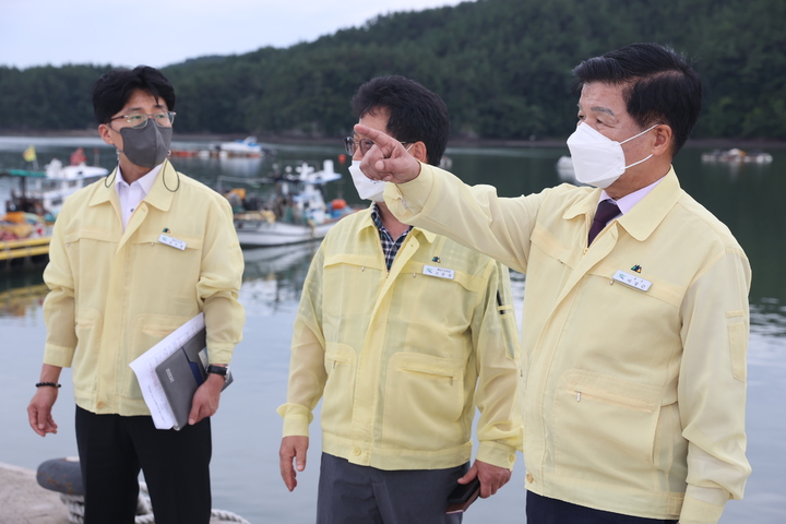 [고성(경남)=뉴시스] 신정철 기자= 이상근 경남 고성군수는 지난 7월, ‘고성을 새롭게, 군민을 힘나게’라는 슬로건 아래 민선 8기 고성군정을 힘차게 시작했다. 사진은 이상근 군수가 태풍 힌남노 상륙을 앞두고 남포항을 현장점검하고 있는 모습. (사진=고성군 제공).2022.10.05. photo@newsis.com *재판매 및 DB 금지