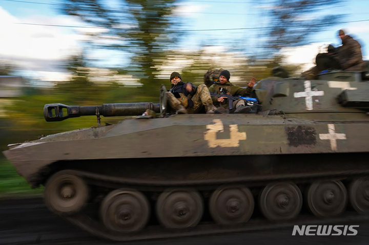 [리만=AP/뉴시스] 우크라이나 군인들이 4일(현지시간) 우크라이나의 이지움과 리만 사이의 도로를 지나는 장갑차 위에 앉아 진군하고 있다. 2022.10.05.