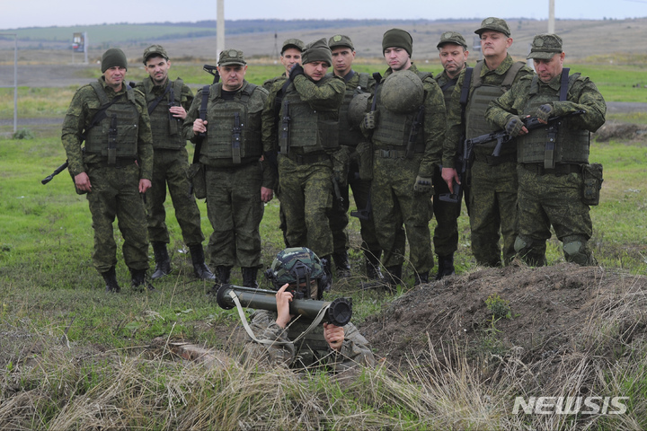 [로스토프나도누=AP/뉴시스] 러시아군에 징집된 예비군들이 4일(현지시간) 러시아 남부 로스토프나도누 사격장에서 군사 훈련을 받고 있다. 세르게이 쇼이구 러시아 국방장관은 2주 전 시작된 부분 동원령으로 20만 명 이상의 예비군을 모집했다고 말했다. 2022.10.05.