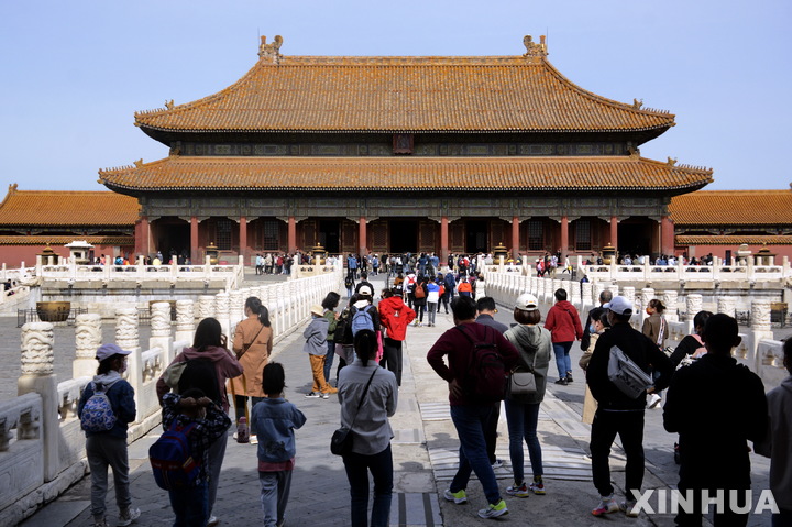 [베이징=신화/뉴시스] 관광객들이 중국 국경절 연휴인 5일 수도 베이징에 있는 자금성를 찾아 둘러보고 있다. 2022.10.06