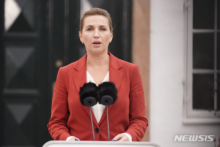 [코펜하겐(덴마크)=AP/뉴시스]메테 프레데릭센 덴마크 총리가 5일 코펜하겐에서 기자회견을 하고 있다. 그녀는 오는 임기를 7개월 앞두고 오는 11월1일 조기총선을 실시한다고 밝혔다. 2022.10.5