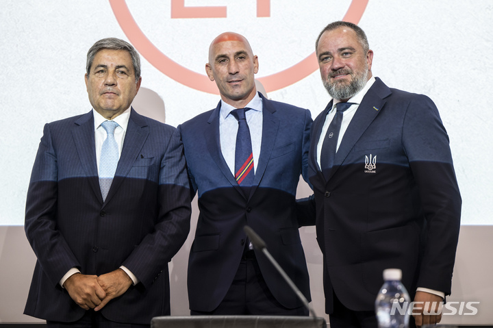 [니옹(스위스)=AP/뉴시스]5일(현지시간) 스위스 니옹의 유럽축구연맹(UEFA) 본부에서 열린 기자회견에서 페르난도 고메스 포르투갈 추구협회장(맨 왼쪽), 루이스 루바이알레스 스페인 추구협회장(가운데), 안드리 파벨코 우크라이나 축구협회장이 2030년 월드컵 공동유치 신청 의사를 밝혔다. 2022.10.05. 
