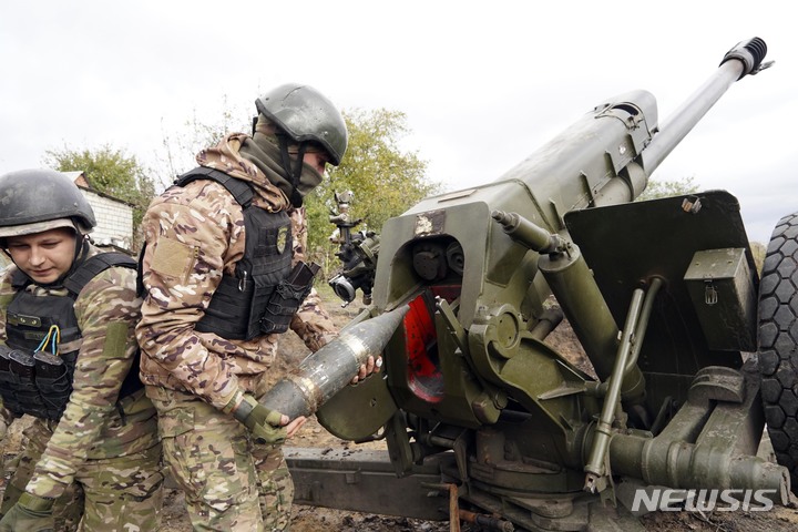 [하르키우=AP/뉴시스] 우크라이나 군인들이 5일(현지시간) 우크라이나 하르키우주 최전선에서 러시아군 진영을 향해 포를 쏘고 있다. 2022.10.06.