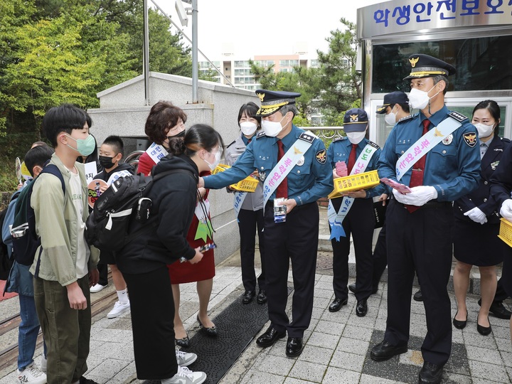 대전경찰청은 6일 대덕구 소재 매봉초에서 '등굣길 학교폭력 예방 캠페인'을 벌였다.(사진=대전경찰청 제공) *재판매 및 DB 금지