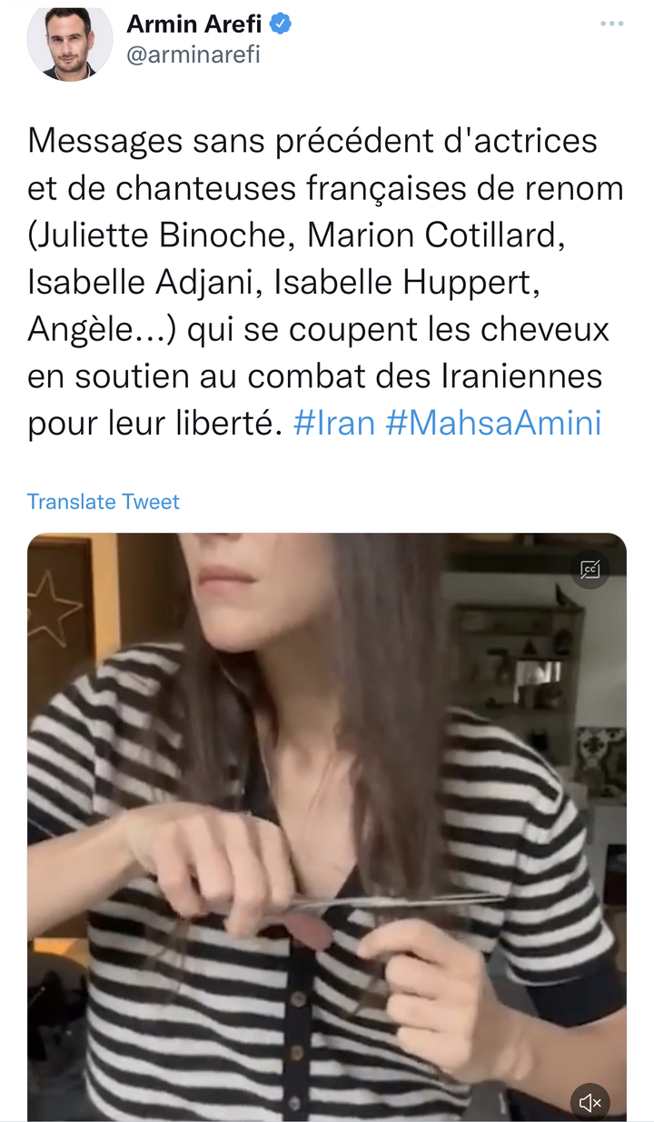 [서울=뉴시스]이란 여성들의 시위를 지지하는 프랑스의 여성 유명 인사들은 머리카락을 자르는 영상을 촬영했다고 5일(현지시간) 영국 가디언이 보도했다. <출처 : Armin Arefi 트위터 캡처> 2022.10.06. *재판매 및 DB 금지