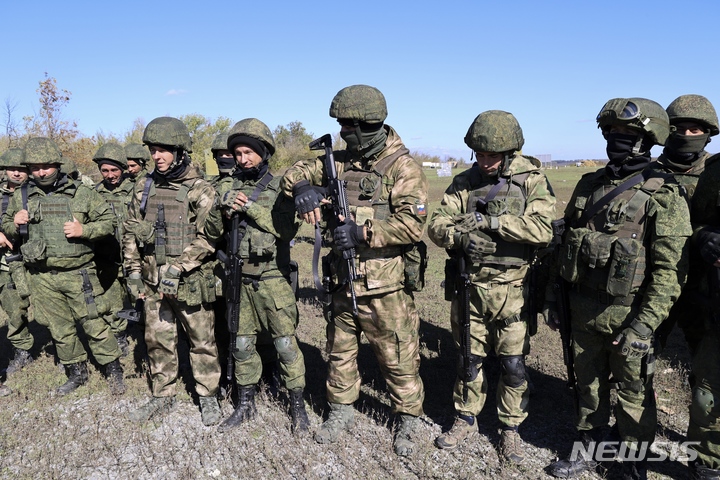 [도네츠크=AP/뉴시스] 5일(현지시간) 우크라이나 동부 도네츠크인민공화국(DPR)의 한 사격장에서 러시아군에 징집된 예비군들이 군사 훈련을 받고 있다. 2022.10.06.