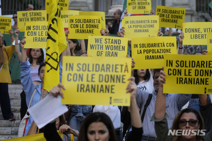 [로마=AP/뉴시스] 국제앰네스티 활동가들이 5일(현지시간) 이탈리아 로마의 의사당 앞에서 이란 시위대에 연대하기 위해 시위를 벌이고 있다. 이들은 "이란 여성과 함께한다" "여성의 자유" 등의 손팻말을 들고 시위에 나섰다. 2022.10.06.