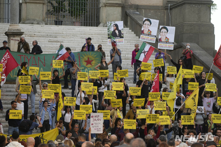 [로마=AP/뉴시스] 국제앰네스티 활동가들이 5일(현지시간) 이탈리아 로마의 의사당 앞에서 이란 히잡 시위와 연대해 시위하고 있다. 이들은 "이란 여성과 함께" "여성의 자유" 등의 손팻말을 들고 시위에 나섰다. 2022.10.06.