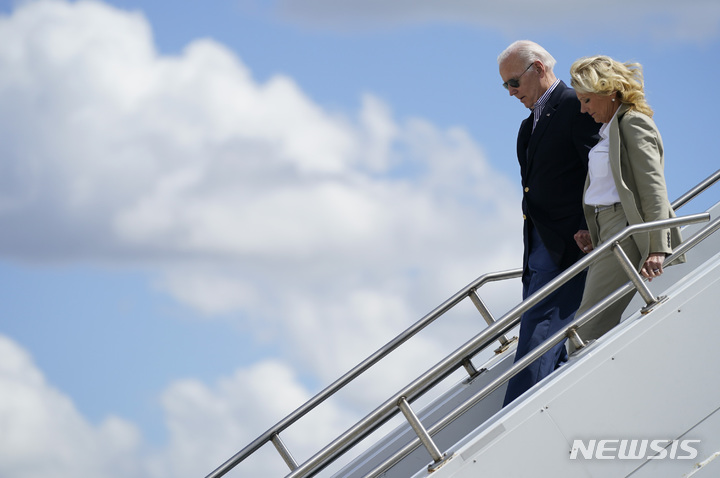 [포트마이어스 비치=AP/뉴시스] 조 바이든 대통령이 5일(현지시간) 질 바이든 영부인과 허리케인 '이언' 피해지역을 방문하기 위해 플로리다 남서부 국제공항에 도착하고 있다. 2022.10.06.