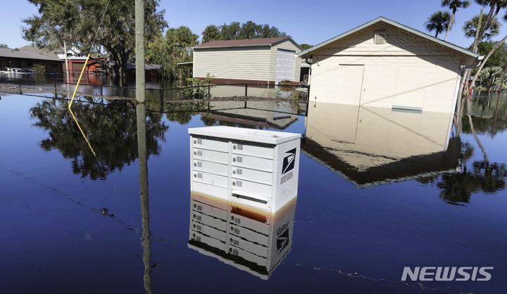 [플로리다=AP/뉴시스] 5일(현지시간) 미국 플로리다주 제네바의 뮬렛 호수에서 허리케인 '이언'으로 발생한 홍수에 주택들이 물에 잠겨있다. 2022.10.06.