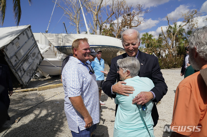[포트마이어스비치=AP/뉴시스] 조 바이든 미국 대통령이 5일(현지시간) 허리케인 '이언' 피해 지역인 플로리다주 포트마이어스 비치를 방문해 피해 주민들을 격려하고 있다. 2022.10.06.