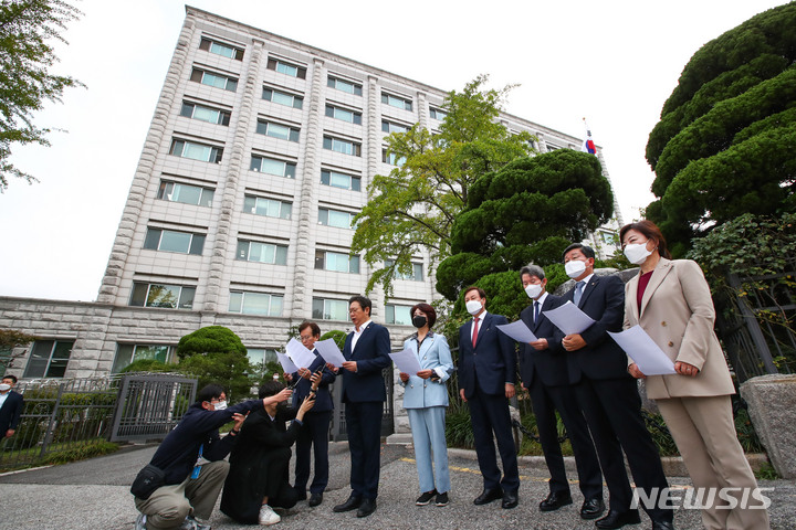 [서울=뉴시스] 전진환 기자 = 문재인 정부 시절 장관직을 지낸 더불어민주당 현역 의원들이 지난 6일 오전 서울 종로구 감사원 정문 앞에서 감사원의 부당 감사 및 전직 대통령에 대한 무도한 행태 규탄 기자회견을 하고 있다. 더불어민주당 권칠승(왼쪽부터), 황희, 한정애, 도종환, 이인영, 전해철, 진선미 의원. (공동취재사진) 2022.10.06. photo@newsis.com