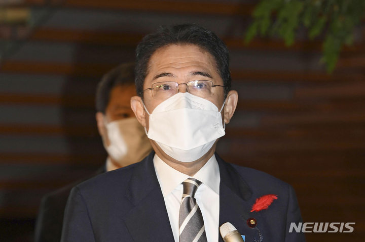 [도쿄=AP/뉴시스]기시다 후미오 일본 총리가 6일 도쿄 관저에서 기자회견을 하고 있다. 2022.10.06.
