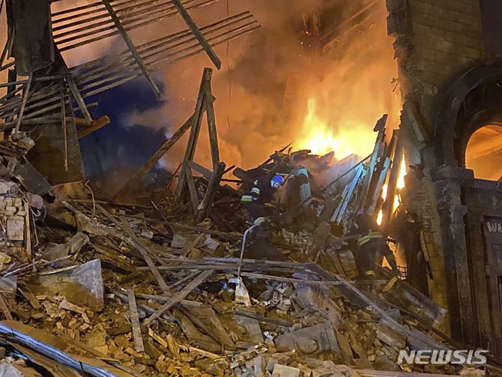 [자포리자=AP/뉴시스] 6일(현지시간) 우크라이나 남부 자포리자 주거지 건물이 러시아의 미사일 공격으로 파괴돼 불길이 치솟고 있다. 