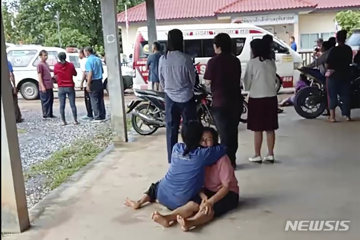 [농부아람푸주=AP/뉴시스] 6일(현지시간) 총기 난사가 벌어진 태국 북동부 농부아람푸주 보육원 현장 밖에서 충격에 빠진 한 여성이 위로받고 있다. 2022.10.07.
