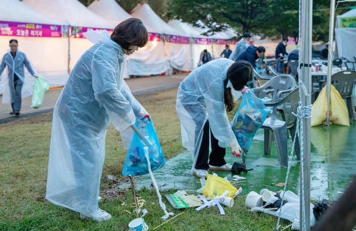 [증평=뉴시스] 강신욱 기자 = 충북 증평군 공무원과 증평인삼골축제 자원봉사자들이 7일 새벽 보강천체육공원과 미루나무숲 일대 축제장에서 청소 봉사활동을 하고 있다. (사진=증평군 제공) 2022.10.07. *재판매 및 DB 금지