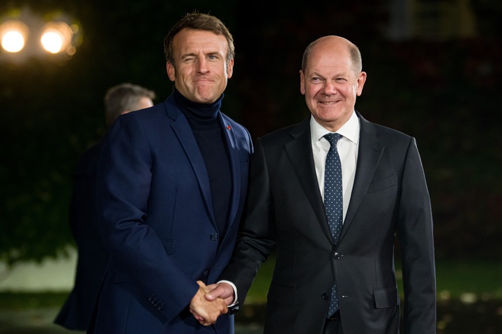 [베를린=AP/뉴시스]3일(현지시간) 에마뉘엘 마크롱 프랑스 대통령이 독일 베를린에서 터틀넥 차림으로 올라프 숄츠 독일 총리를 만나는 모습. *재판매 및 DB 금지