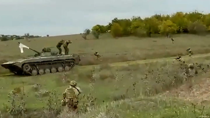 우크라이나군이 헤르손에서 러시아군에게 통렬한 공격을 가하면서 진격하고 궁지에 몰린 러시아군 장갑차가 백기 투항하는 장면이 공개돼 우크라이나 남부의 전황을 적나라하게 보여줬다. 출처 : Defense of Ukraine *재판매 및 DB 금지
