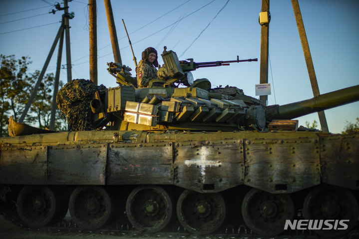 [오스키르=AP/뉴시스] 6일(현지시간) 우크라이나 군인들이 탑승한 전차가 오스키르 마을을 통과하고 있다. 2022.10.07.