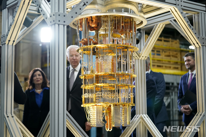 [포킵=AP/뉴시스]지난해 10월 조 바이든 미국 대통령이 IBM 연구센터의 양자컴퓨터를 살펴보고 있다. 2022.10.06.