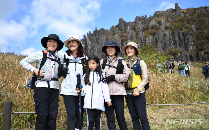 [광주=뉴시스] 이영주 기자 = 무등산국립공원 정상 개방 행사가 열린 8일 오전 광주 무등산국립공원 지왕봉 앞에서 한 가족이 포즈를 취하고 있다. 2022.10.08. leeyj2578@newsis.com