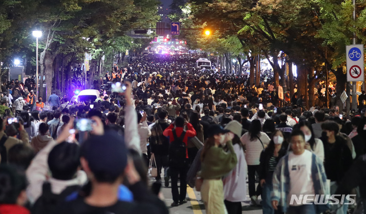 [서울=뉴시스] 이영환 기자 = 서울세계불꽃축제 관람을 마친 시민들이 이동하고 있는 모습. 2022.10.08. 20hwan@newsis.com