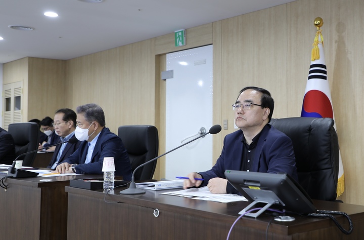 [서울=뉴시스] 김성한 국가안보실장이 9일 서울 용산 대통령실 국가위기관리센터에서 북한의 단거리 탄도미사일 발사 관련 긴급 국가안전보장회의(NSC) 상임위원회를 주재하고 있다. (사진=대통령실 제공) 2022.10.09. photo@newsis.com *재판매 및 DB 금지