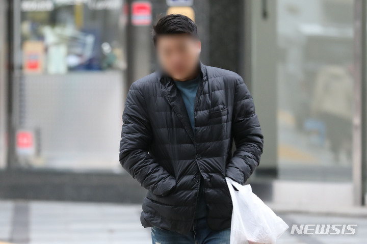 [서울=뉴시스] 권창회 기자 = 서울 기온이 최저 9도까지 떨어지는 등 추운 날씨를 보인 지난 10일 오전 서울 시내 을지로 인근에서 시민들이 몸을 움츠리며 이동하고 있다. 2022.10.10. kch0523@newsis.com