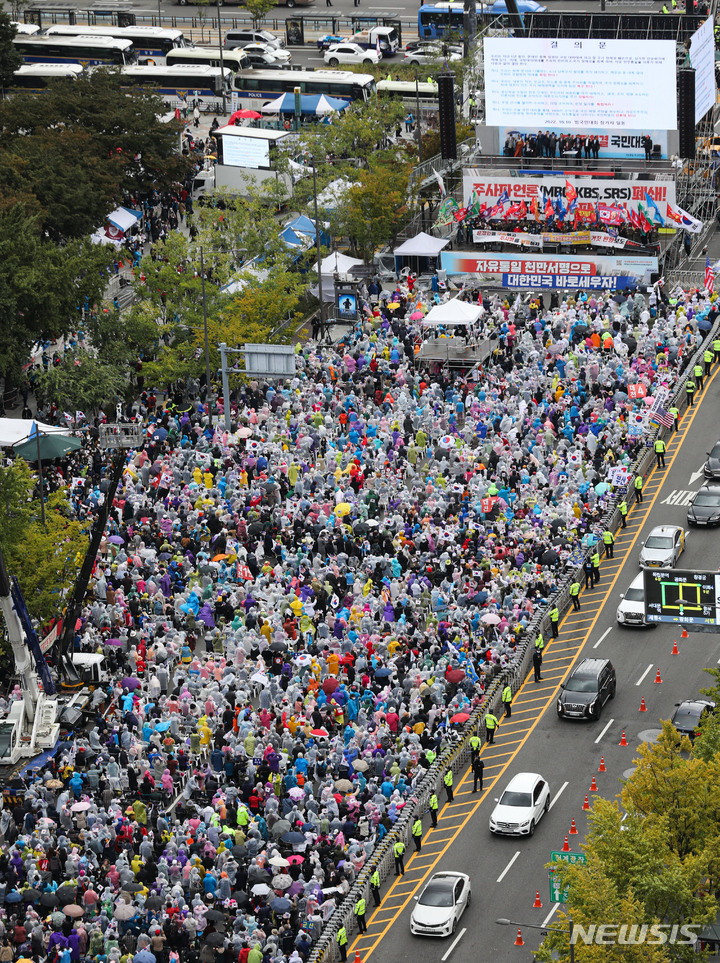 [서울=뉴시스] 권창회 기자 = 10일 서울 중구 광화문광장 인근에서 자유통일당의 '자유통일을 위한 천만서명 국민대회'가 열리고 있다. 2022.10.10. kch0523@newsis.com