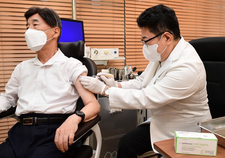 [세종=뉴시스]동절기 코로나19 추가 접종 첫날인 지난 11일, 서울 강남구 개포동의 소아청소년과 의원에서 1순위 권고대상인 60대 이상의 남성이 모더나의 새롭게 업데이트된 코로나19 2가 백신인 스파이크박스 2주를 접종하고 있다. (사진=모더나 제공) 2022.10.26. photo@newsis.com *재판매 및 DB 금지