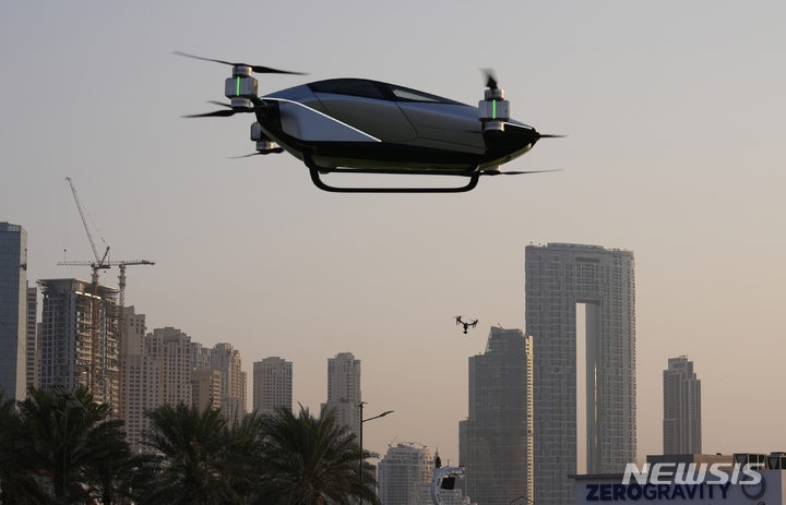 [두바이=AP/뉴시스] 10일(현지시간) 아랍에미리트(UAE) 두바이 마리나 지구에서 중국의 전기차업체 샤오펑이 개발한 전기비행 택시 '샤오펑X2'가 시험 운항하고 있다. 2022.10.12.