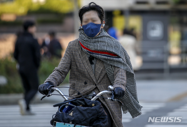 [서울=뉴시스] 정병혁 기자 = 초겨울 날씨를 보인 11일 오전 서울 중구 명동 인근에서 두꺼운 옷차림을 한 시민이 이동하고 있다. 2022.10.11. jhope@newsis.com