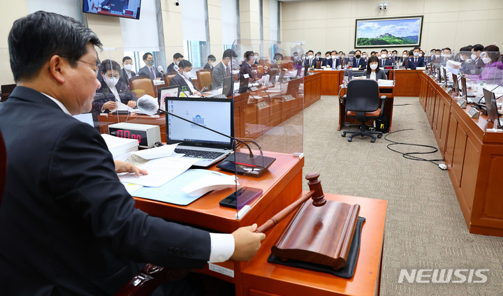 [서울=뉴시스] 김선웅 기자 = 전해철 국회 환경노동위원장이 11일 서울 여의도 국회 환경노동위원회에서 열린 환경부 산하 기관에 대한 국정감사 개의를 선언하며 의사봉을 두드리고 있다. (공동취재사진) 2022.10.11. photo@newsis.com