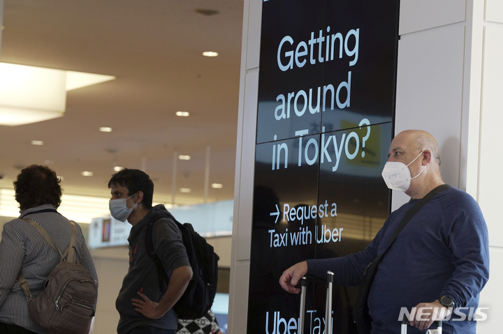 [도쿄=AP/뉴시스]외국인 여행자들이 지난 11일 일본 도쿄 하네다 국제공항에 도착하고 있다. 일본의 엄격한 국경 제한이 완화되어 코로나19 전염병이 시작된 이후 처음으로 관광객이 쉽게 입국 할 수 있게 됐다. 허가된 단체와 함께 여행하는 사람들뿐만 아니라 개인 관광객들도 여행이 가능하다. 2022.10.12.