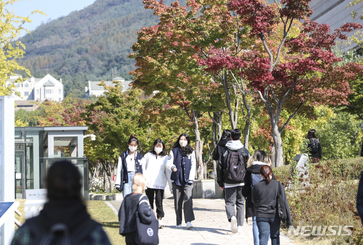 [서울=뉴시스] 김근수 기자 = 25일 경찰에 따르면, 서울 광진경찰서는 서울·수도권 대학가를 돌며 마약 전단지를 뿌린 40대 남성 A씨에 대해 전날(24일) 마약류관리법 위반 혐의로 구속영장을 신청했다. 사진은 지난해 10월11일 서울 시내의 한 대학교정에서 학생들이 이동하는 모습. 2022.10.11. ks@newsis.com