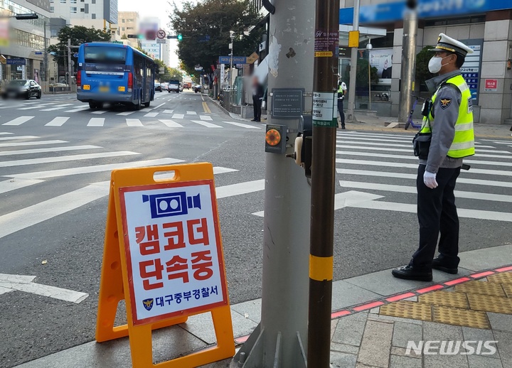 [르포] 오늘부터 우회전시 일단 멈춤 단속 "잘 지켜지고 있다"