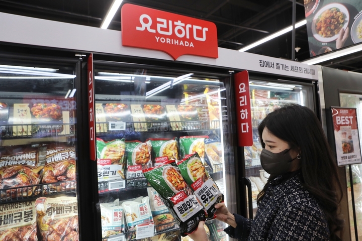 롯데마트 김포공항점 냉장냉동식품 코너에서 요리하다를 쇼핑하는 고객 모습(사진=롯데마트 제공) *재판매 및 DB 금지