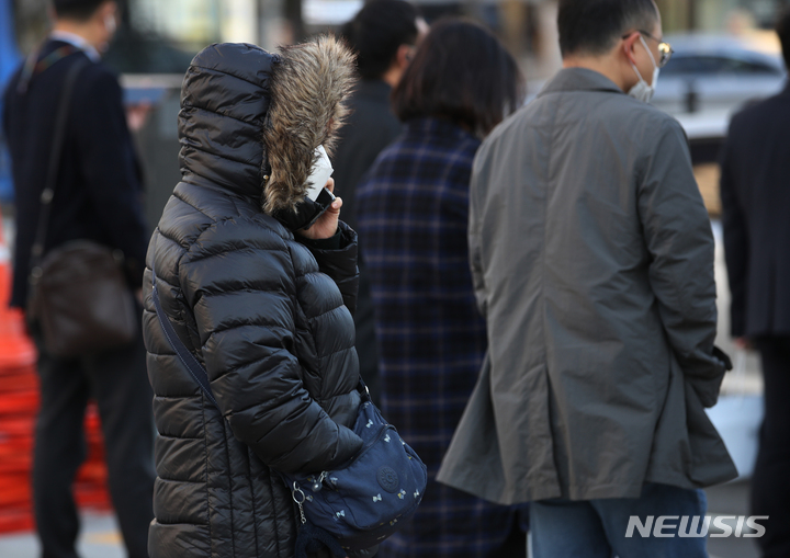 [서울=뉴시스] 고승민 기자 = 초겨울 날씨가 이어진 지난 12일 오전 서울 광화문 사거리에서 옷을 두텁게 입은 시민들이 출근하고 있다. 2022.10.12. kkssmm99@newsis.com