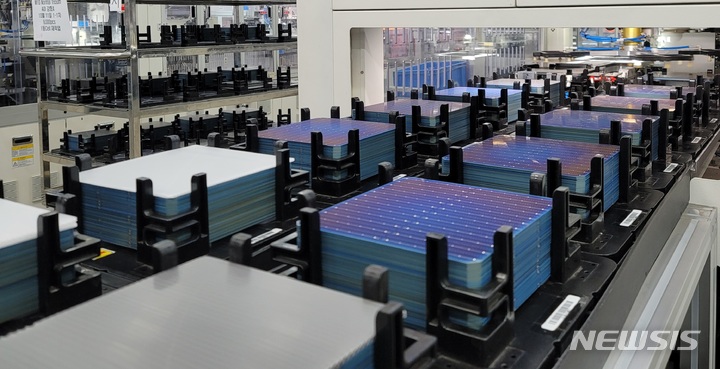 [진천=뉴시스]최희정 기자=12일 한화큐셀 충북 진천공장에서 태양광 셀이 자동화 기계에 투입되고 있다. 2022.10.12. dazzling@newsis.com