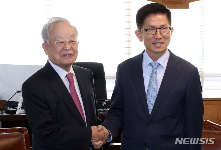 [서울=뉴시스] 조성우 기자 = 13일 오전 서울 마포구 경총회관을 예방한 김문수 경제사회노동위원회 위원장이 손경식 한국경영자총협회 회장과 기념촬영을 하고 있다. 2022.10.13. xconfind@newsis.com