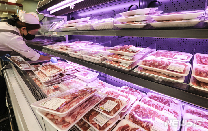 [서울=뉴시스] 김근수 기자 =서울 시내의 한 대형마트에서 직원이 돼지고기를 정리하고 있다. 2022.10.13. ks@newsis.com