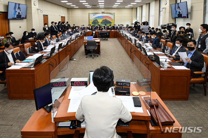 [서울=뉴시스] 김선웅 기자 = 백혜련 국회 정무위원회 위원장이 13일 서울 여의도 국회 정무위에서 열린 국민권익위원회, 국가보훈처 등에 대한 국정감사를 진행하고 있다. (공동취재사진) 2022.10.13. photo@newsis.com