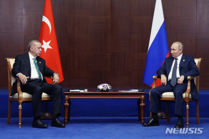 [아스타나(카자흐스탄)=AP/뉴시스]블라디미르 푸틴 러시아 대통령(오른쪽)과 레제프 타이이프 에르도안 튀르키예 대통령이 13일 카자흐스탄 아스타나에서 만나 회담하고 있다. 에르도안은 우크라이나가 곡물 수출을 재개하고 러시아가 비료를 선적할 수 있도록 한 유엔과 튀르키예 중재로 체결된 협정을 강화하고 지속시킬 것을 결정했다고 말했다. 2022.10.13