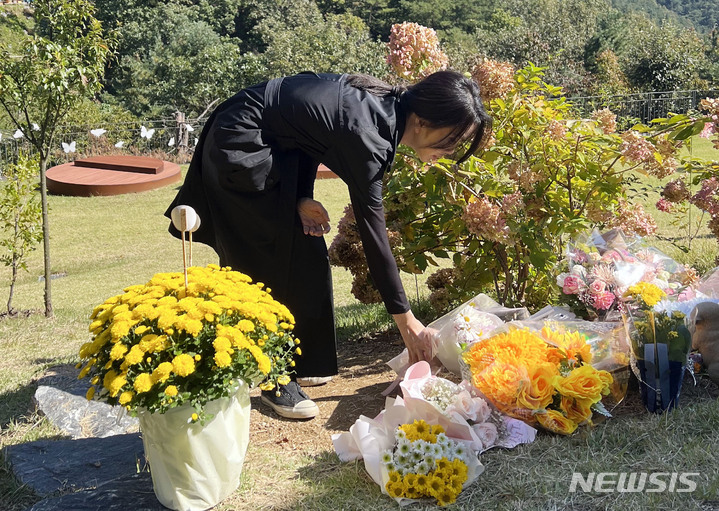 [서울=뉴시스] 윤석열 대통령 부인 김건희 여사가 '정인이 사건' 2주기를 하루 앞둔 12일 경기도 양평 안데르센 메모리얼 파크를 찾아 묘역에 참배하고 있다. (사진=대통령실 제공) 2022.10.13. photo@newsis.com