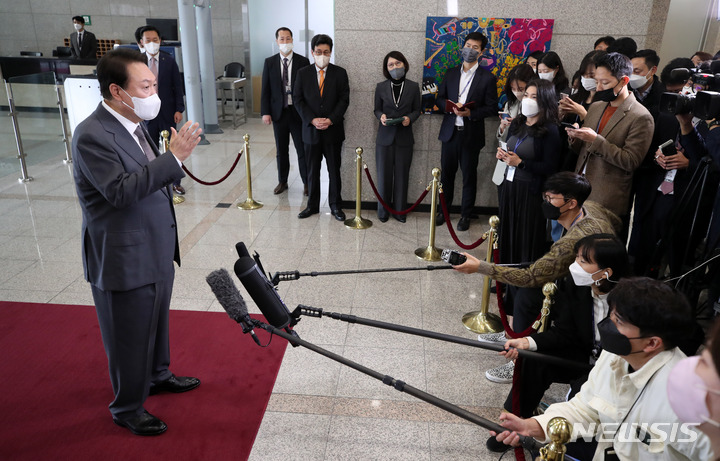 [서울=뉴시스] 전신 기자 = 윤석열 대통령이 14일 서울 용산 대통령실 청사로 출근하며 취재진 질문에 답변하고 있다. 2022.10.14. photo1006@newsis.com