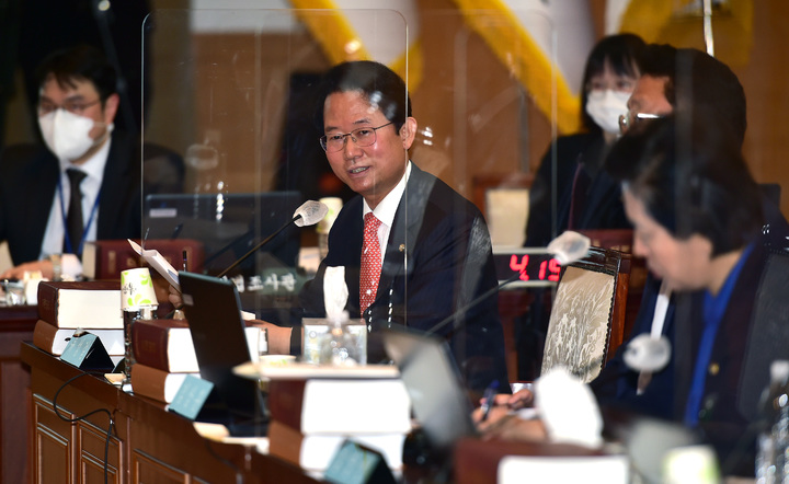 [대구=뉴시스] 이무열 기자 = 류성걸 국민의힘 의원이 14일 대구 중구 한국은행 대구경북본부에서 열린 국정감사·지역경제 현안 보고회에서 질의하고 있다. 2022.10.14. lmy@newsis.com