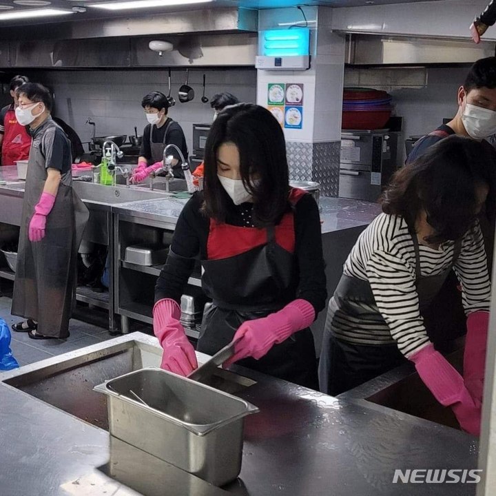 [서울=뉴시스]윤석열 대통령 부인 김건희 여사가 최근 경기도 성남에 있는 가출청소년·노숙인 쉼터인 '안나의 집'을 찾아 설겆이를 돕는 등 봉사를 했다. 이 사실은 안나의집 운영자인 김하종(본명 빈센조 보르도) 신부가 페이스북에 글을 올리면서 알려졌다. 사진은 김 신부 페이스북 캡처